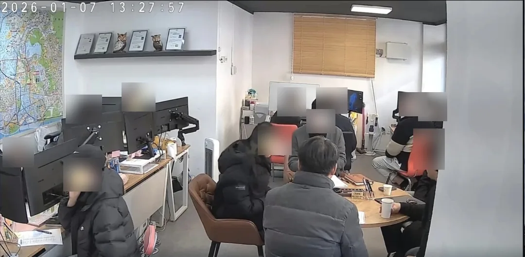 손님과 직원으로 붐비는 백억부동산 사무실 — 2026년 1월 7일 평일 낮 CCTV 장면, 얼굴은 흐림 처리